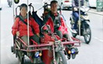 Hai người Trung Quốc đi xe tự chế, mang bản đồ in 'đường lưỡi bò' vào Việt Nam