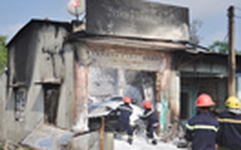 Lửa thiêu rụi cửa hàng sơn