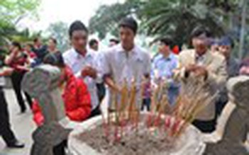 Dâng hương Quốc Tổ