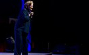 Bà Hillary Clinton bị ném giày khi đang diễn thuyết