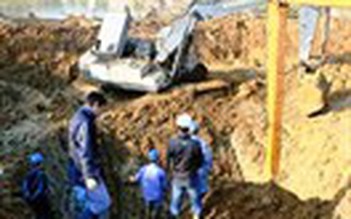 Đường ống cấp nước sạch cho hơn 70.000 hộ dân Hà Nội lại suýt vỡ