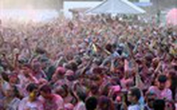 Gần 6.000 người tham gia lễ hội 'ném bột màu' đầu tiên ở Việt Nam