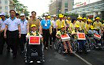Thủ tướng Nguyễn Tấn Dũng tham gia đi bộ vì người khuyết tật Việt Nam
