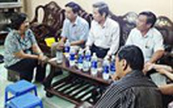 Lãnh đạo UBND huyện Hoàng Sa thăm gia đình tử sĩ Hoàng Sa