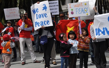 Thanh niên, sinh viên Việt Nam ở San Francisco biểu tình phản đối Trung Quốc