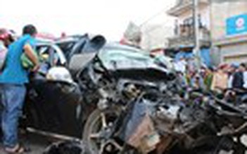 Vụ tai nạn 4 người chết: Xe du lịch lấn đường xe tải?