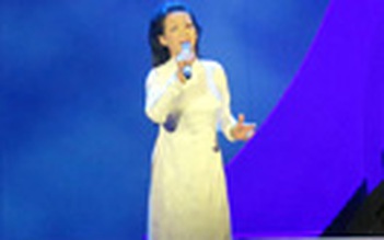 Video clip: Khánh Ly hát 'Biển nhớ' và 'Như cánh vạc bay' ở Hà Nội