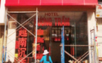 Phạt khách sạn đặt biển hiệu tiếng Trung sai quy định 10 triệu đồng