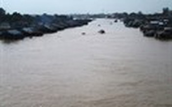 Lũ sông Cửu Long xuống chậm nhưng vẫn nguy hiểm