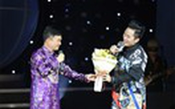 Câu chuyện âm nhạc: Quang Linh tặng hoa mừng sinh nhật Tùng Dương