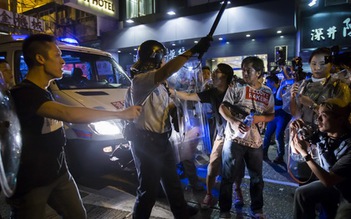 Cảnh sát chống bạo động Hồng Kông lại xô xát với người biểu tình