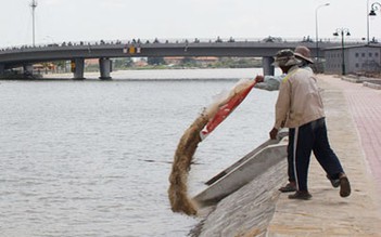 Du lịch trên dòng kênh đầy… rác?