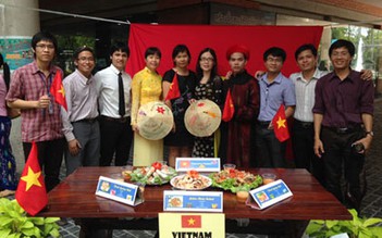 Sinh viên Việt Nam giới thiệu văn hóa với bạn bè ASEAN