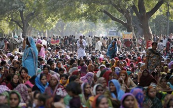 Ấn Độ dùng vòi rồng bắt 'thánh nhân', 6 người chết