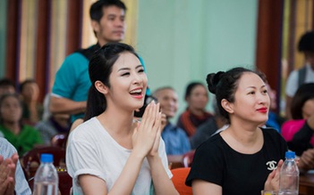 Hoa hậu Ngọc Hân bị kẹt ở đảo Lý Sơn vì bão số 5