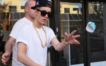 Justin Bieber lại mất bình tĩnh với paparazzi