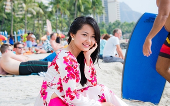 Anh Đào mặc áo dài thả dáng trên bãi biển ở Mỹ