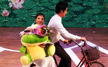 Phạm Thanh Thảo ôm ếch bông, ngồi xe đạp trên sân khấu