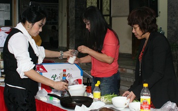 Diva Thanh Lam trổ tài nấu ăn