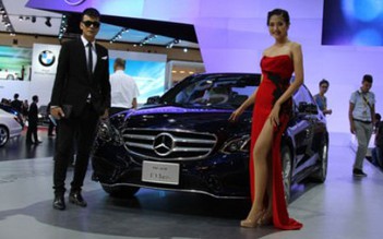 Ninh Hoàng Ngân và MC Duy Hải tạo dáng bên siêu xe ở... Thái Lan