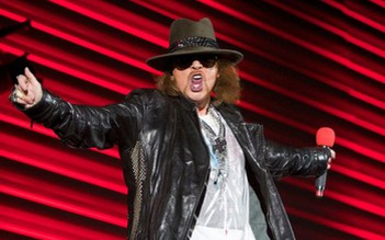 Guns N 'Roses ném micro vỡ răng người hâm mộ