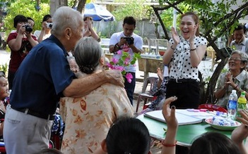 Mỹ Tâm "quậy tưng" ở viện dưỡng lão nghệ sĩ