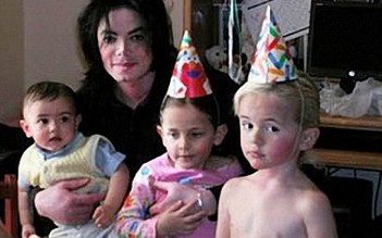 Một diễn viên tự nhận là cha ruột của các con Michael Jackson
