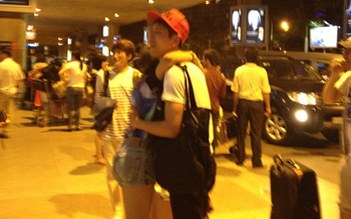 Bắt gặp "sao nhí" Tam Triều Dâng ôm trai Hàn tại sân bay