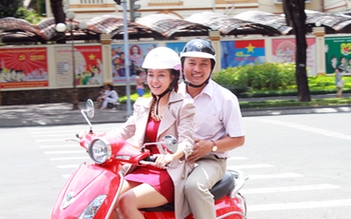 Đinh Hương chở ba dạo phố Sài Gòn