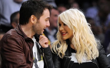 Christina Aguilera tung nhẫn đính hôn ‘khủng’ lên Twitter