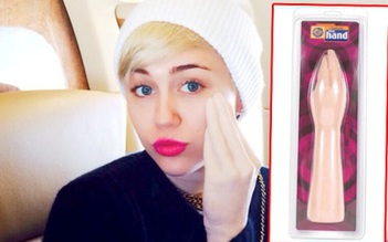 Miley Cyrus 'hứng đá' với ‘ảnh tự sướng’ khoe đồ chơi tình dục
