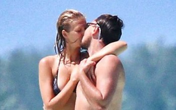 Leonardo DiCaprio ‘khóa môi’ siêu mẫu ngực trần trên biển vắng