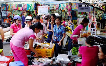 Chộn rộn ăn bánh Huế trong chợ Cũ