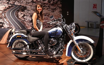 Chân dài e ấp bên 'ngựa sắt' tại EICMA 2014