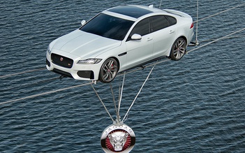 ‘Thót tim’ với màn đu dây mạo hiểm qua sông của Jaguar XF 2016