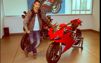 Johnny Trí Nguyễn hướng dẫn kỹ thuật đá số sống khi chạy mô tô