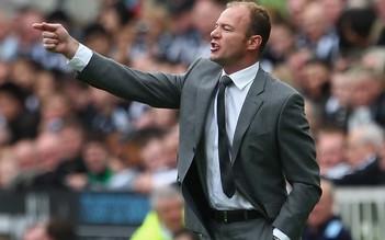 Shearer kêu gọi FA trừng phạt Ashley Cole