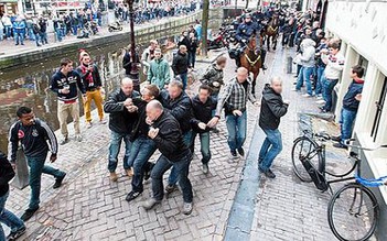 25 cổ động viên bị bắt trước trận Ajax và Man City