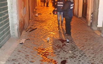 CĐV Tottenham bị hooligan Ý tấn công bằng dao