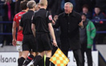 Sir Ferguson gặp lại trọng tài “thấy là sợ”