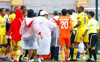 Hỗn loạn trên sân Đà Lạt