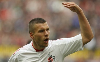 Van Buyten ở lại Bayern, Lukas Podolski gia nhập Arsenal