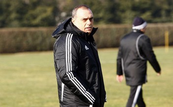 HLV Avram Grant vẫn còn "hận" Chelsea