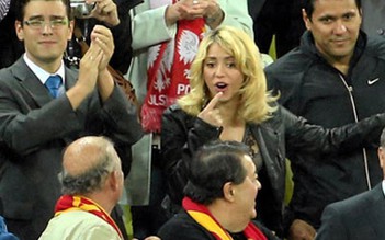 Shakira đeo sát Pique