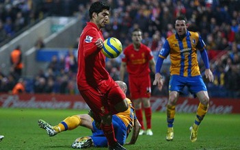 Mansfield 1-2 Liverpool: Suarez lại... ngứa tay!