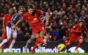 Steven Gerrard sút trượt penalty, Liverpool gục ngã tại Anfield