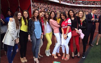 Các WAGs Arsenal đến sân tri ân khán giả