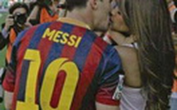 Messi lần đầu hôn bạn gái trên sân