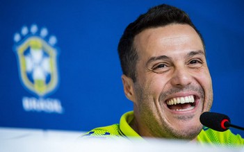 Julio Cesar bảo vệ trái bóng World Cup