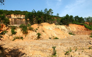 Nghệ An: Cho khai thác núi gây sạt lở, chính quyền chật vật 'chữa cháy'